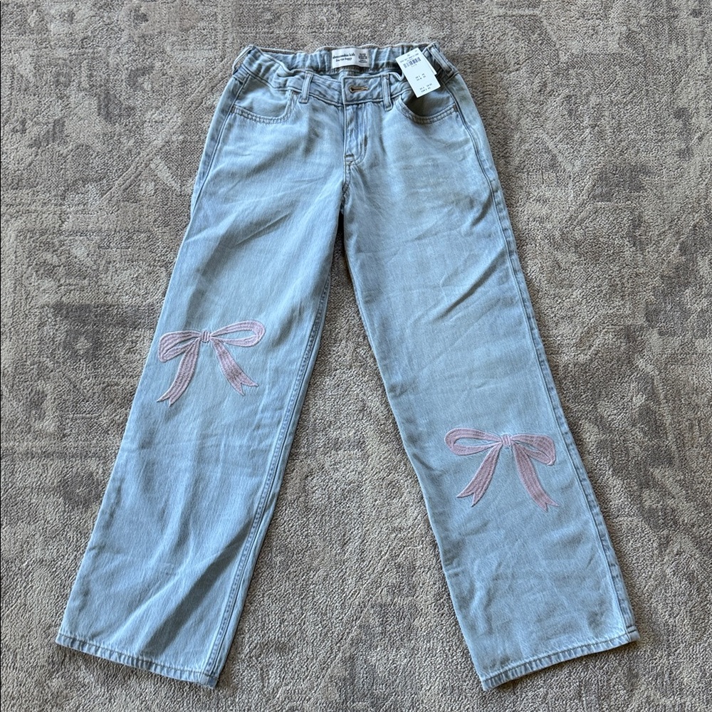 Pink Bow Sweater and Light Blue Jeans Set - Picture 3 of 3
